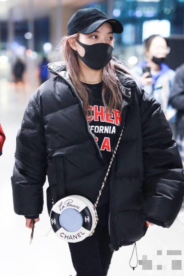 超小只!网友机场偶遇vava素颜贴心合影