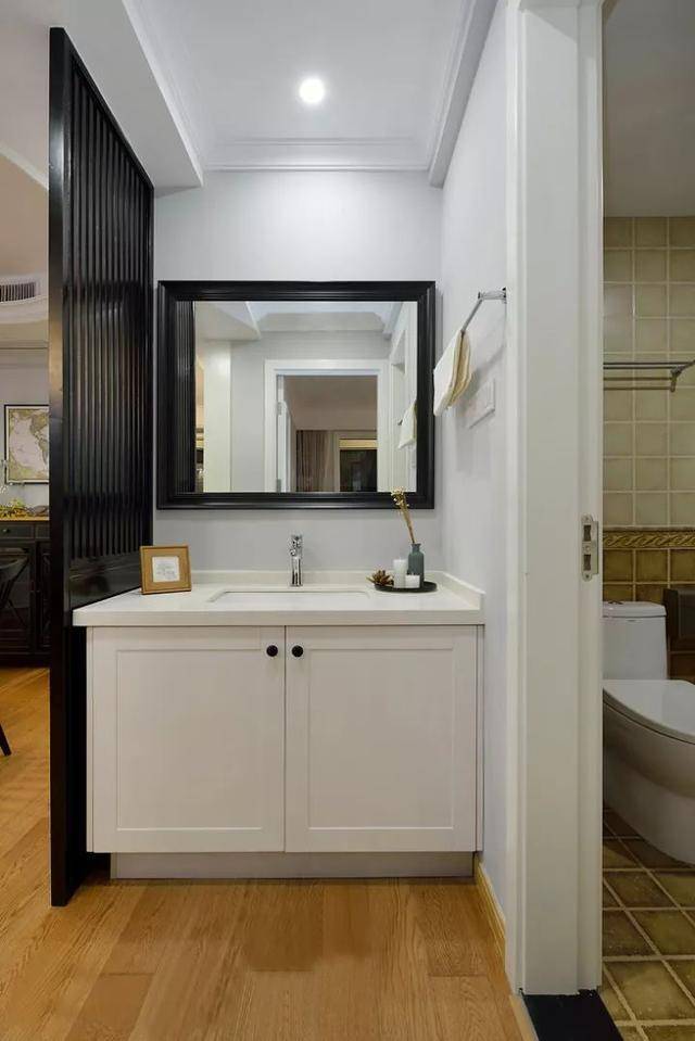 把洗手台置于卫生间门外时,或许就需要这样一款好看的隔断