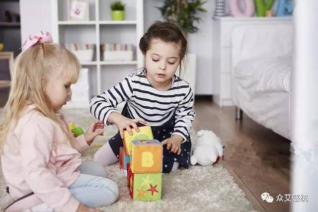 什么原因导致孩子胆小,害羞,不爱说话?家长应