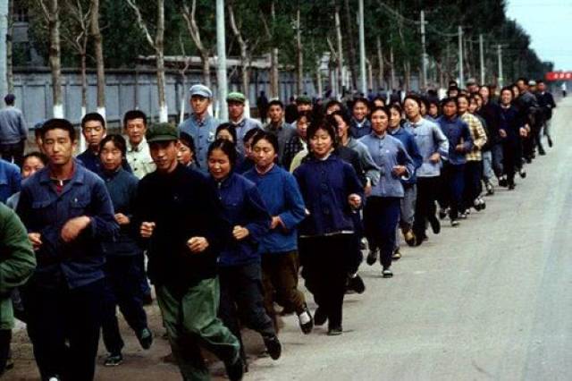 老照片:一工厂的员工集体去干活 大家都穿中山装