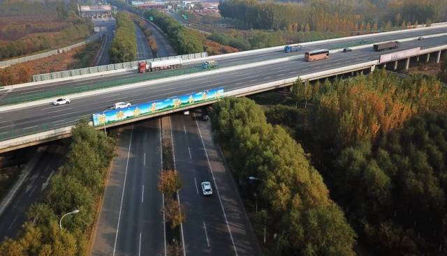 在公路对接上,京台高速京廊段建成通车;首都地区环线(原密涿高速)京廊