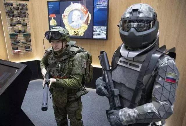 同时,在盔甲的最外层还覆有一层三角形甲片组成的防弹衣,能保护士兵免