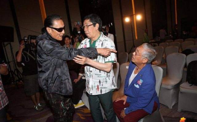 胡枫与谢贤罕见同框!曾颜值不相上下,如今"黎明干爹"完胜