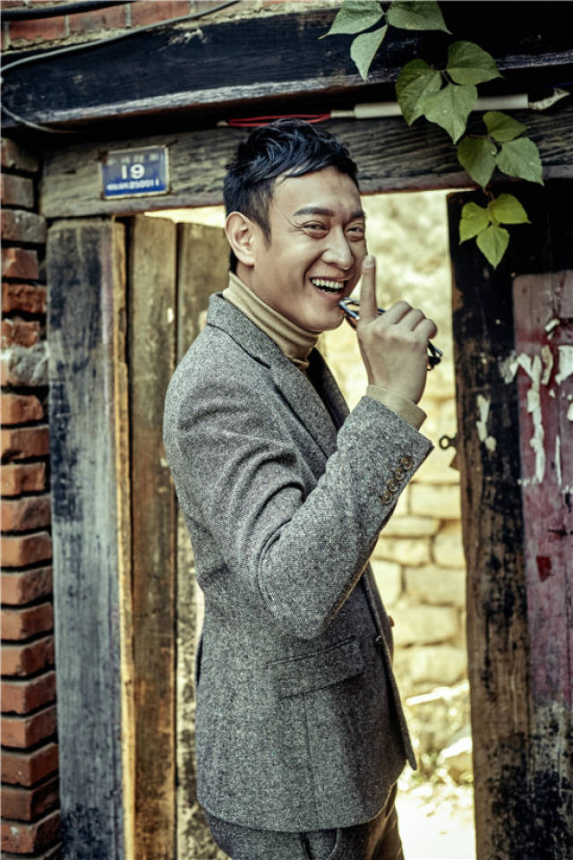 近日,李超曝光一组暖冬老巷风写真,照片中李超造型酷帅复古逗趣,走在