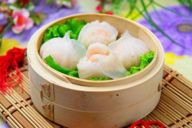 贾母和薛姨妈只吃了一口松瓤鹅油卷,刘姥姥哪一样都尝尝.