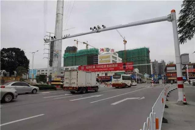 該路口為池峰路,江南大街,浮橋街,官林東路的交匯口,是鯉城江南新區的