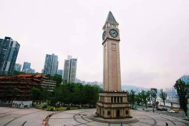 no7 南滨路钟楼 钟楼地处长江与嘉陵江交汇处, 位于慈云寺,千佛寺旁