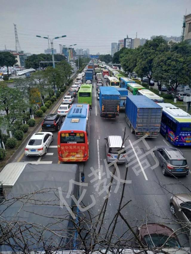 顺德105国道因爆水管,现场大塞车(附停水消息)