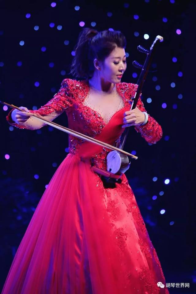 【名家视频】板胡与乐队《西湖诉怨》--板胡演奏:车佳容