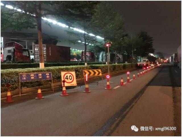 的夜间时段施工仍牢牢树立安全生产理念,严格设置夜间照明安全警示灯