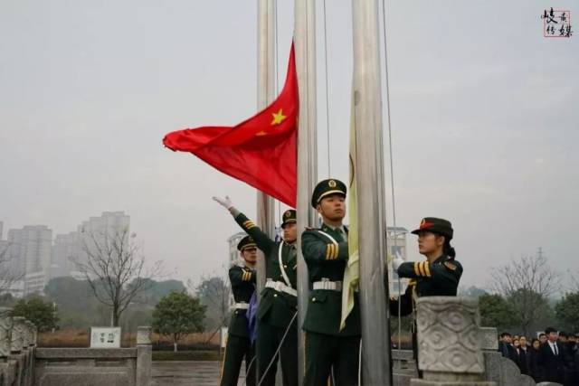 我校举行升国旗降半旗仪式 全场 庄严而肃穆