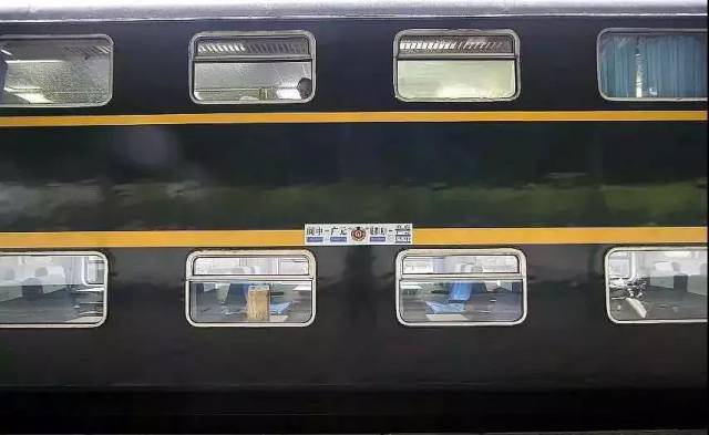 高配版双层火车长啥样?能淋浴,能k歌,还有小酒