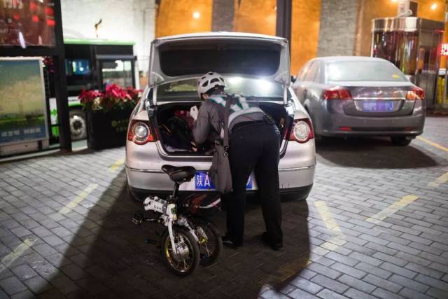 白天钢琴老师晚上代驾司机 这么努力的他还有一个小梦想