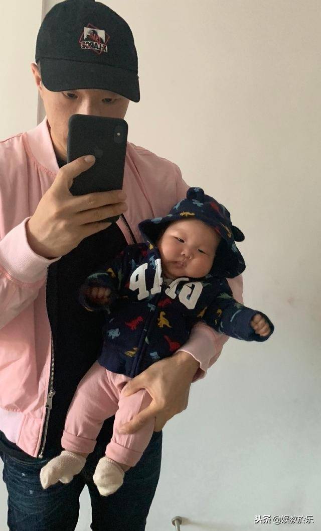 烧饼幼年照曝光,和儿子一模一样,德云社后继有人了