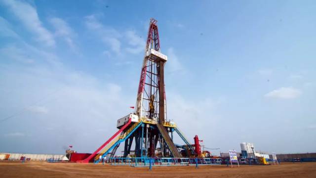 此后相继开发了伊拉克艾哈代布油田,哈萨克斯坦kam油田,缅甸仁安羌和