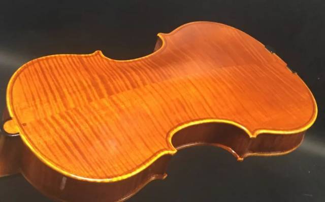 使用的"耶稣"瓜奈里1740小提琴 配置:法国aubert琴码,德国tonica琴弦