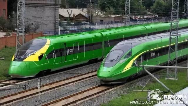 刷绿的"复兴号"动车组来了