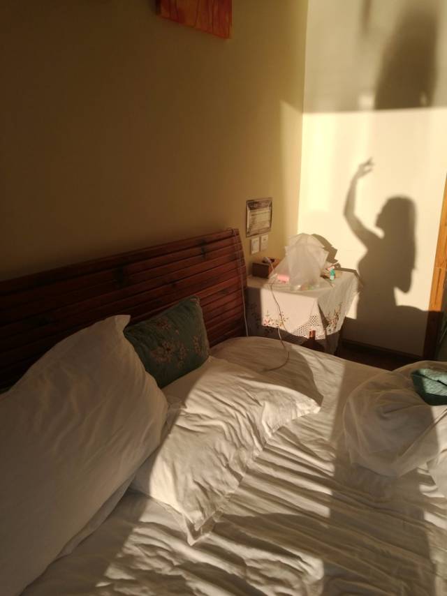 小姐姐的独行云南把仰头月色,化为潇洒的释然,网友:小姐姐很勇敢.