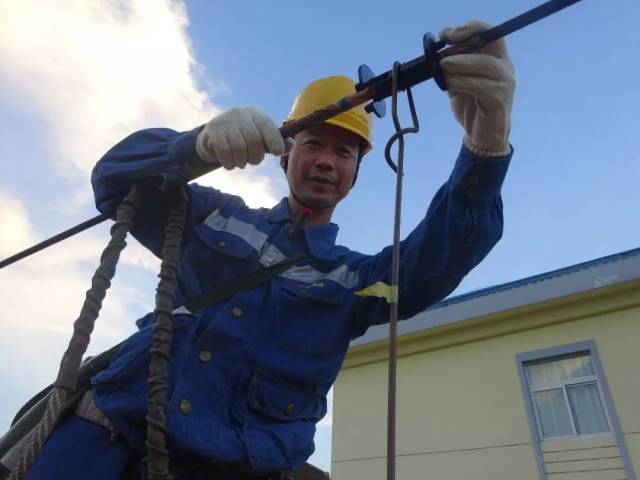 图为李军华正在检查整体吊弦 摄:袁日辉