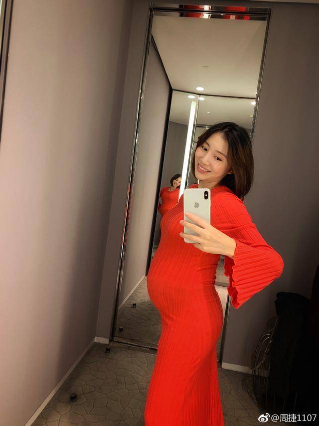 北京时间12月14日,前中国艺术体操运动员周捷通过社交平台首次晒出孕