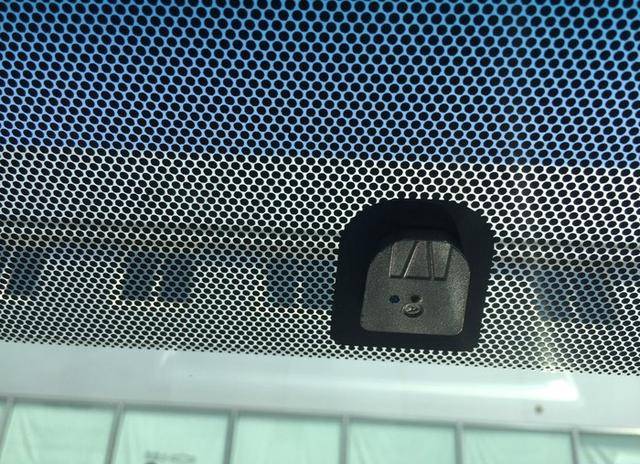 为啥汽车玻璃边缘都有一圈密密麻麻的小黑点?