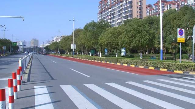 fm1006交通海门市区部分路段摊铺红色沥青这是为何