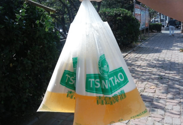 为什么青岛本地人很少喝瓶装啤酒,手中的神秘塑料袋告诉你