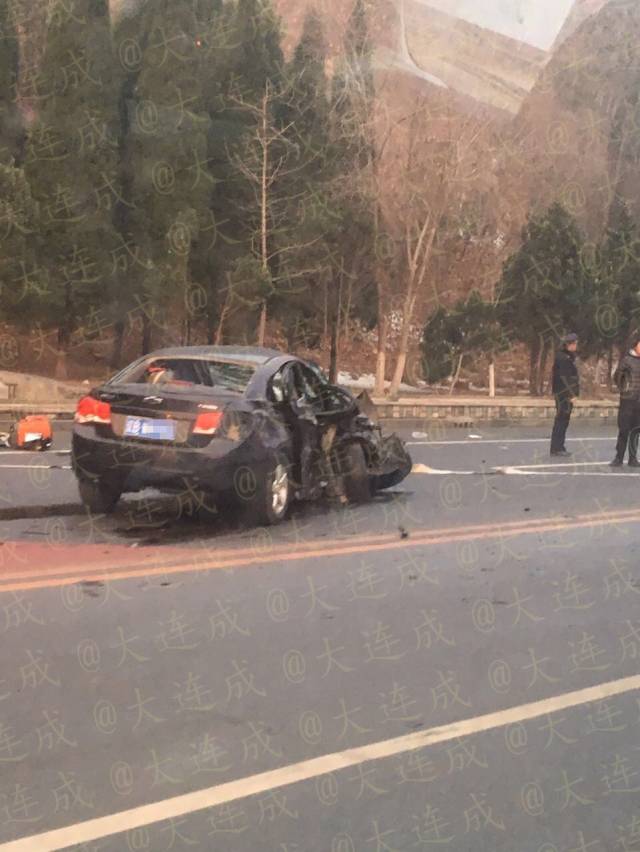 大连旅顺南路突发惨烈车祸!两车相撞 司机被困