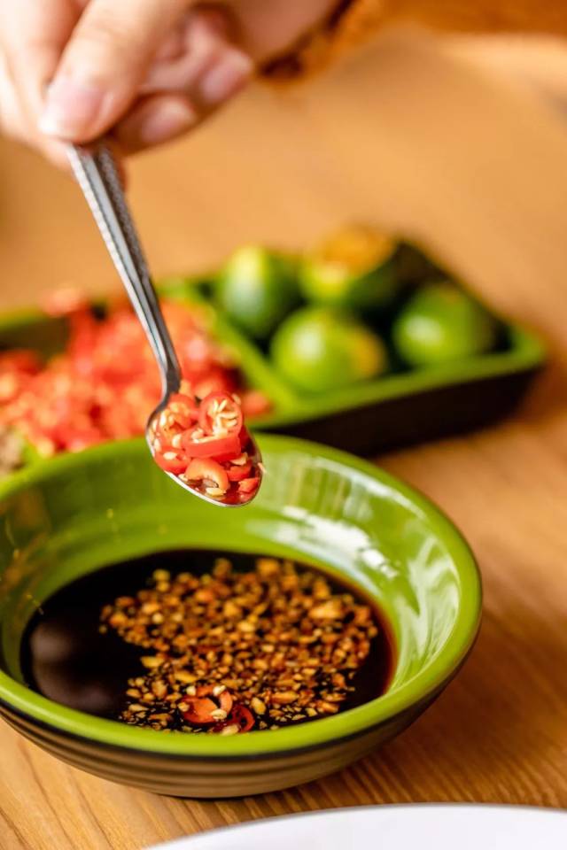 标配的 沙姜末 小米椒 青桔汁 ,加上咸香的酱油,辛辣中带着酸甜,味蕾