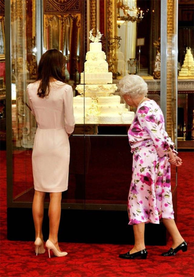 凯特王妃母亲对女王行屈膝礼动作标准难怪女儿如此优雅