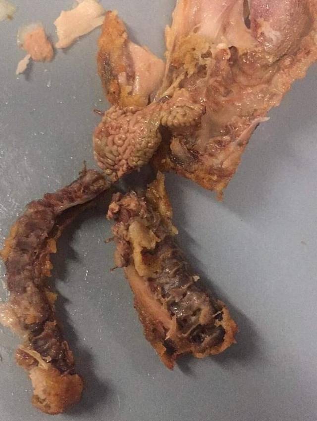 吃炸鸡低头却看到"鸡脑"躺桶底,肯德基:都是鸡没关系啦!