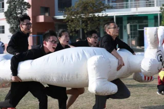 "快快快,接力棒,别接丢了!