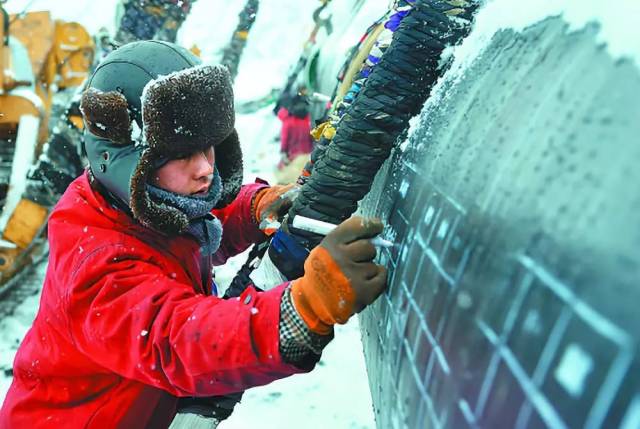 实拍2018年寒冬中坚守的石油人30了一线工人依旧在野外忙碌