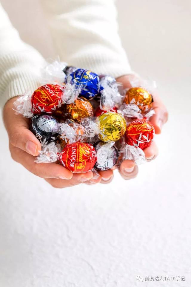 一把抓在手里慢慢吃,每一颗都是惊喜,让我想起小时候偷偷藏起一颗糖果