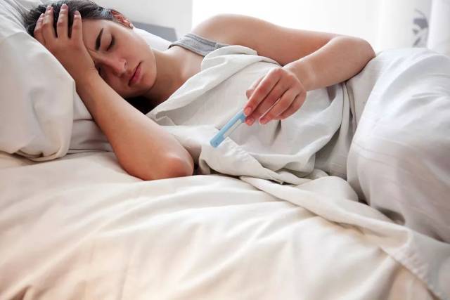 冬天发烧捂汗,冷毛巾冰敷?难怪感冒咳嗽变严重,再不看就晚了!