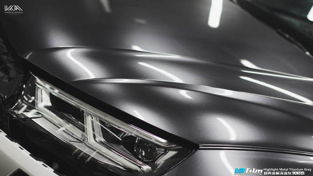 深邃的金属灰色搭配上q5l那凌厉的车身设计显得整车充满了一种独特的