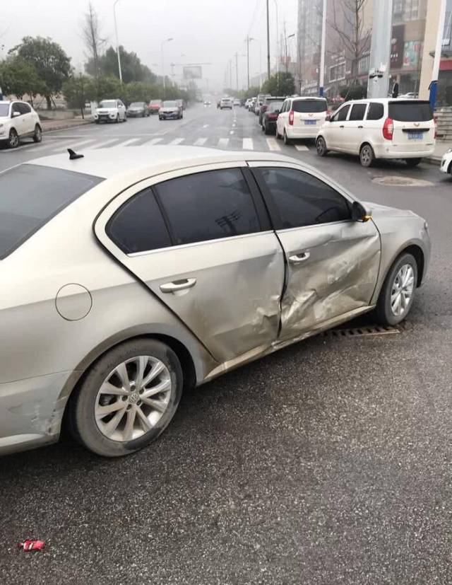 別克君越馬路碰撞大眾邁騰網友這就是美系車和德系車的質量