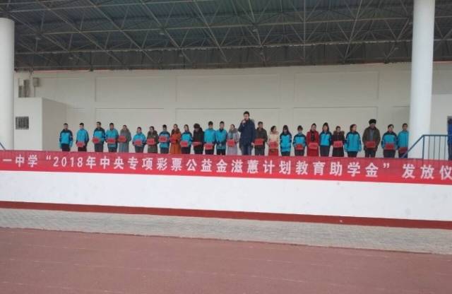 拜城县第四高级中学高二(14班)的受助学生努尔尼沙托合提说:"我父亲