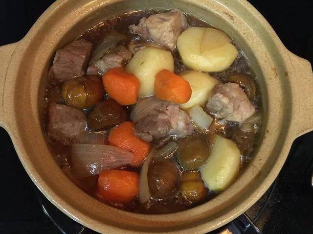 甜甜的栗子加猪肉一起炖煮,冬季的食材最好吃