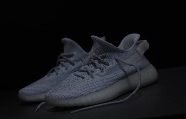 酷帅撕裂风！YEEZY BOOST 350 V2“Static”即将登场更多实物照片亮相！_