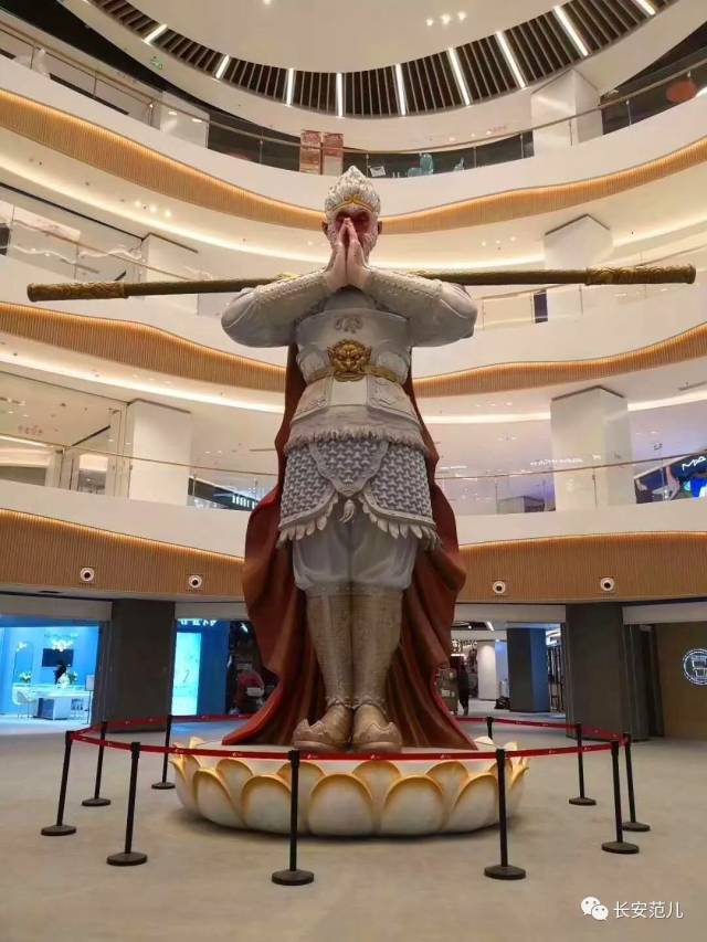 中粮·曲江大悦城以"十三潮主场"为定位,引进品牌350余家,西北首店