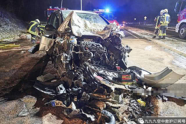 德国高速公路发生严重车祸 场面惨烈两人死亡