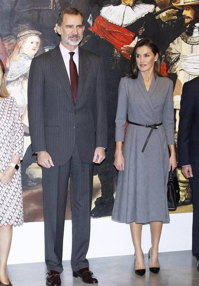 养眼美图!西班牙最美王后与国王丈夫参加博物馆展览开幕式