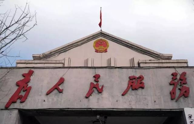 那天傍晚6点多,我和富晓明县长开完座谈会走出办公楼才注意到,这个县