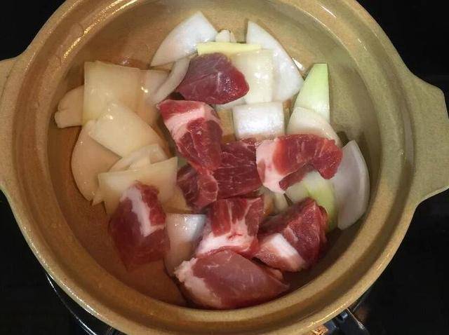 甜甜的栗子加猪肉一起炖煮,冬季的食材最好吃