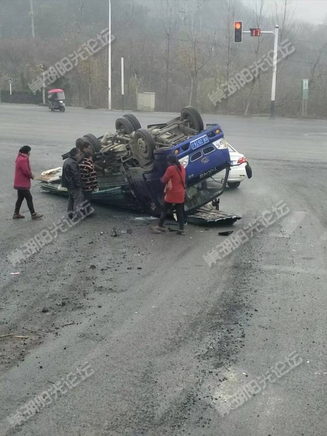 昨天(12月15日)下午三點多,網友爆料:巢湖夏閣路上發生車禍,網友稱