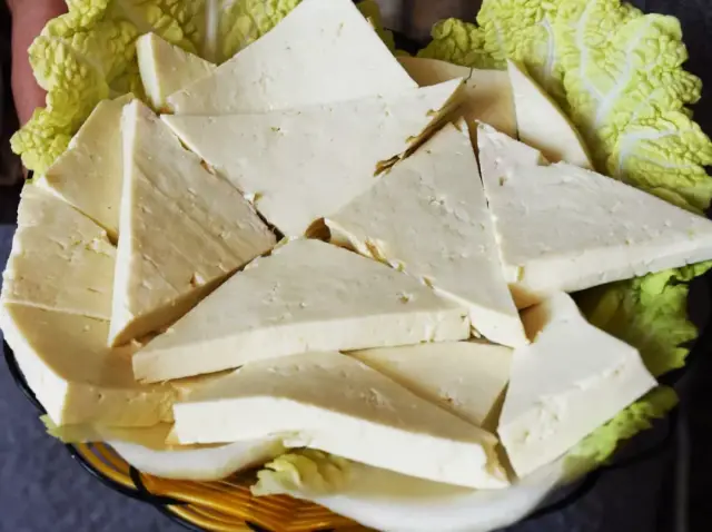 吃火鍋怎麼能少了蔬菜呢,白菜心味道甘甜,白豆腐吸滿湯汁,洋芋和花菜