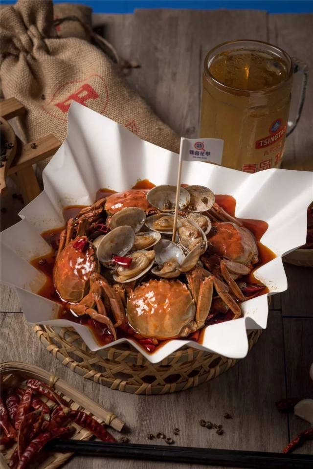 他在乐山开了一家仅9张小桌的喝酒公司,凭着拿手的味道治愈过无数的