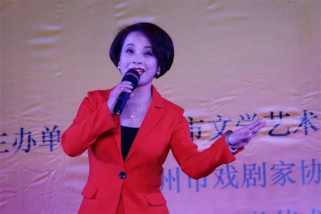 王美兰带来的越剧《官人好比天上月》精彩纷呈;国家一级演员王姝苹