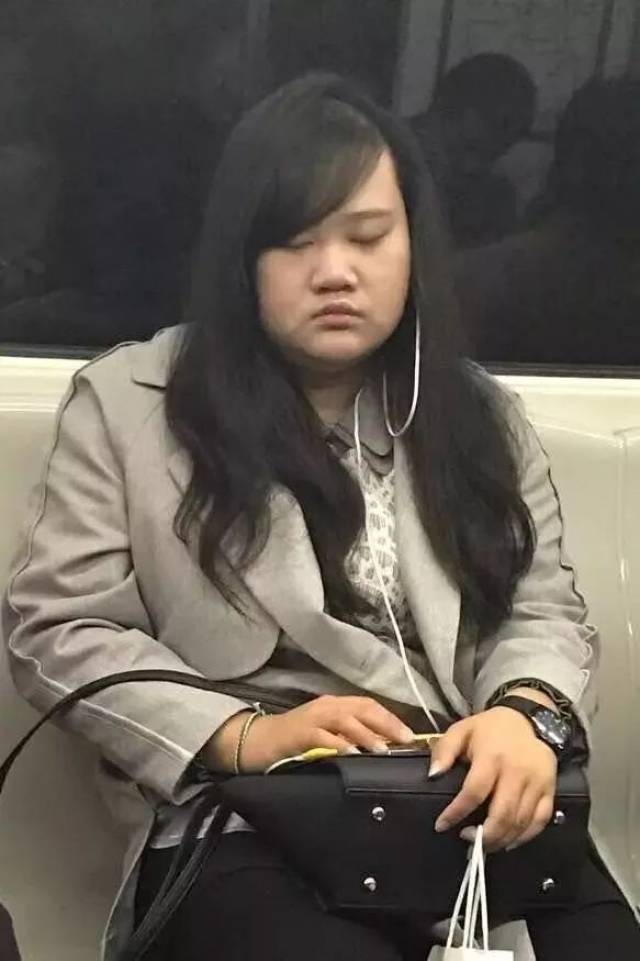 哈哈哈哈哈哈哈哈哈哈哈哈哈哈哈哈哈哈 女版孔连顺 某个地铁上拍到的